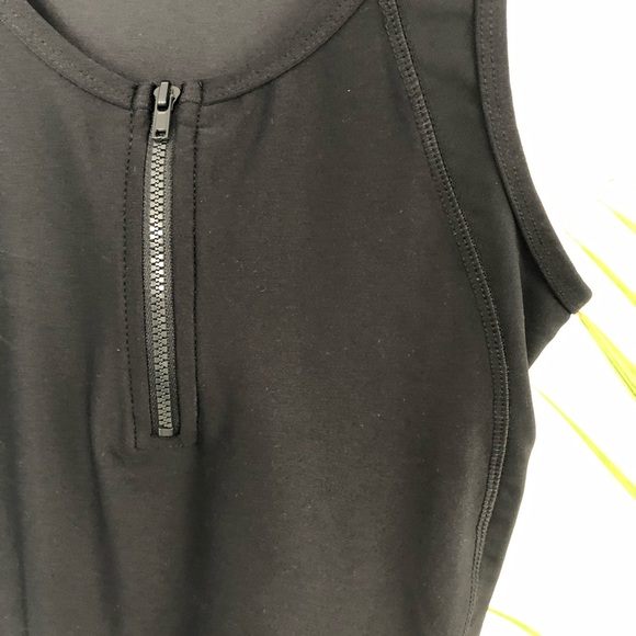 Athletic black crop top with front zipper - Picture 3 of 6
